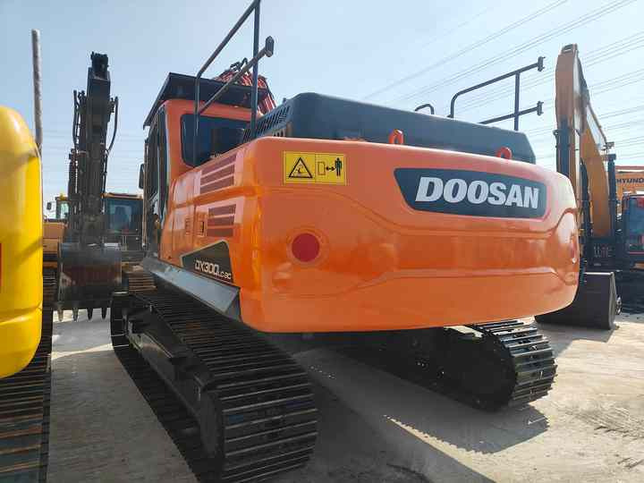 Used Doosan DX300LC-9C Excavator with Little Time Used in Excellent Condition Korea Brand Doosan 30 Tons Excavator for Sale - Багер: слика 5 Used Doosan DX300LC-9C Excavator with Little Time Used in Excellent Condition Korea Brand Doosan 30 Tons Excavator for Sale - Багер: слика 5