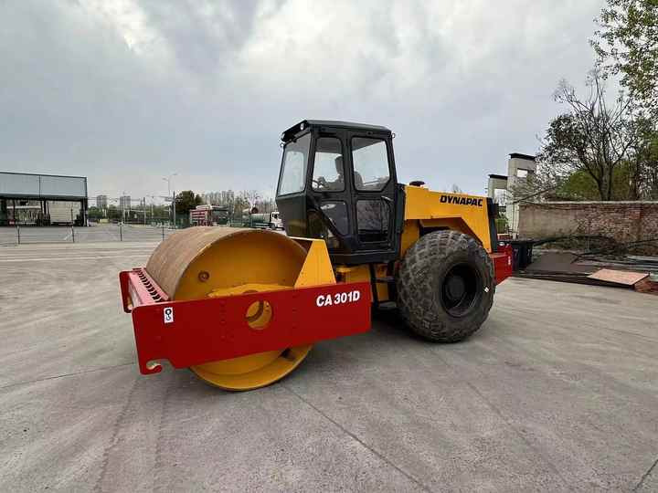 Used Dynapac CA301 Vibratory Roller with Less Working Time and Superior Performance Used Dynapac 251d/301D Roller for Sale - Компактор: слика 3 Used Dynapac CA301 Vibratory Roller with Less Working Time and Superior Performance Used Dynapac 251d/301D Roller for Sale - Компактор: слика 3