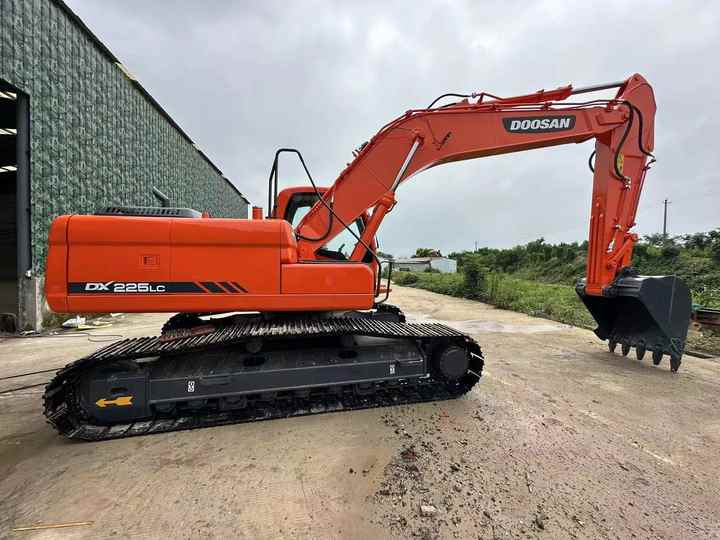 Used Excavator Doosan DX225LC-9 Excavators Mini Equipment Earth Moving Machinery Doosan Digger Excavator for Sale - Багер: слика 4 Used Excavator Doosan DX225LC-9 Excavators Mini Equipment Earth Moving Machinery Doosan Digger Excavator for Sale - Багер: слика 4