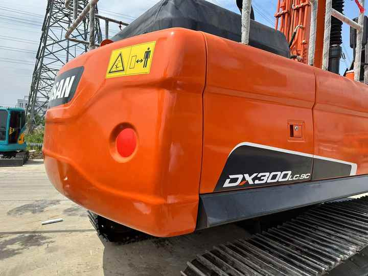 Used Excavator Doosan DX300 Excavators Mini Equipment Earth Moving Machinery Doosan Digger Excavator for Sale - Багер: слика 3 Used Excavator Doosan DX300 Excavators Mini Equipment Earth Moving Machinery Doosan Digger Excavator for Sale - Багер: слика 3
