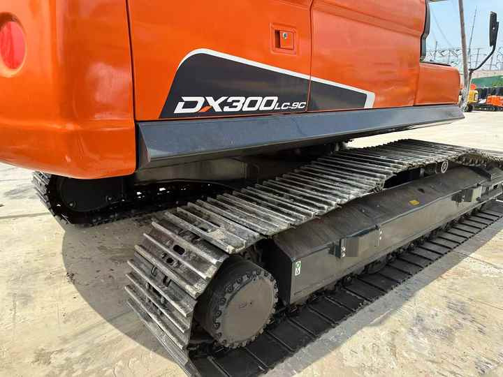 Used Excavator Doosan DX300 Excavators Mini Equipment Earth Moving Machinery Doosan Digger Excavator for Sale - Багер: слика 5 Used Excavator Doosan DX300 Excavators Mini Equipment Earth Moving Machinery Doosan Digger Excavator for Sale - Багер: слика 5