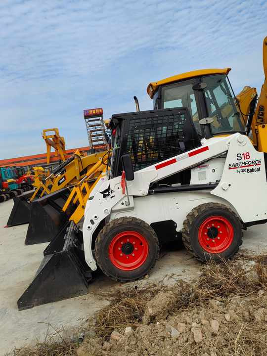 Used Imported Machine bobcat S18 Skid Steer Loader for Sale bobcat S16 S17 S18 in Stock - Компактен натоварувач: слика 2 Used Imported Machine bobcat S18 Skid Steer Loader for Sale bobcat S16 S17 S18 in Stock - Компактен натоварувач: слика 2