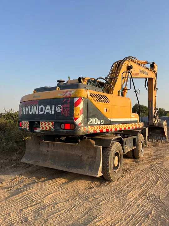 Well-Maintained Hyundai 210-9Used Wheel Excavator Construction Machine | No Major Repairs | Price Negotiable - Багер на тркала: слика 3 Well-Maintained Hyundai 210-9Used Wheel Excavator Construction Machine | No Major Repairs | Price Negotiable - Багер на тркала: слика 3