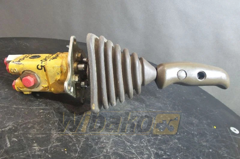 Komatsu PC240-5 - Хидрауличен вентил за Градежна машина: слика 1 Komatsu PC240-5 - Хидрауличен вентил за Градежна машина: слика 1