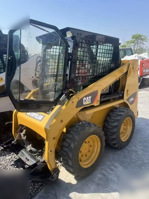CATERPILLAR 226B3 - Компактен натоварувач: слика 1 CATERPILLAR 226B3 - Компактен натоварувач: слика 1