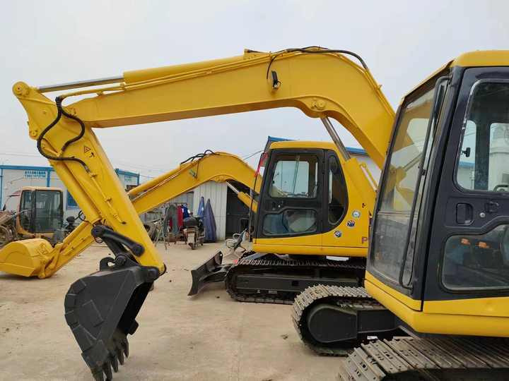 Cheap Used Komatsu PC60-7 Crawler Excavator with High Efficiency Used Heavy Machinery Komatsu P60-7 Digger Cheap for Sale - Багер гасеничар: слика 3 Cheap Used Komatsu PC60-7 Crawler Excavator with High Efficiency Used Heavy Machinery Komatsu P60-7 Digger Cheap for Sale - Багер гасеничар: слика 3