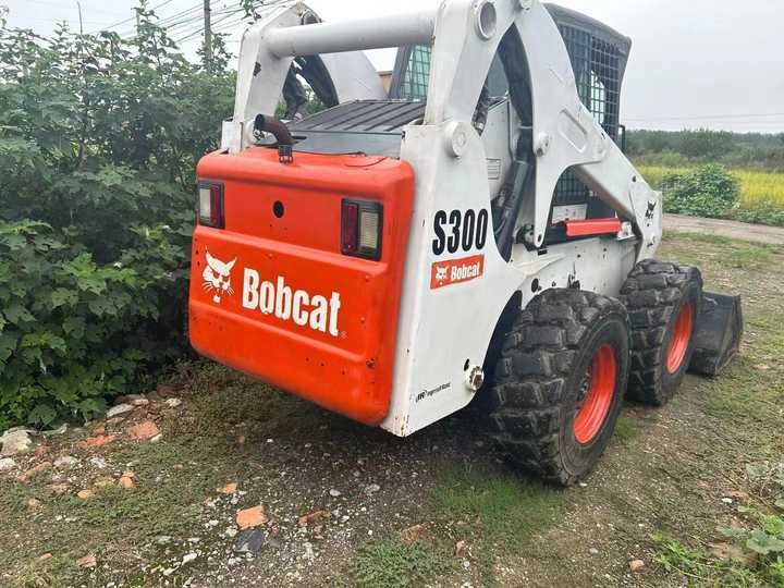 Second Hand BOBCAT S300 Skid-steer Loader with Very Good Performance Is for Sale at a Low Price - Компактен натоварувач: слика 5 Second Hand BOBCAT S300 Skid-steer Loader with Very Good Performance Is for Sale at a Low Price - Компактен натоварувач: слика 5
