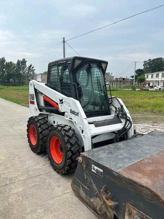 USED BOBCAT S160 Skid-steer Loader Bobcat S160 Carry Sweeper with Very Good Performance Is for Sale at a Low Price. - Компактен натоварувач: слика 2 USED BOBCAT S160 Skid-steer Loader Bobcat S160 Carry Sweeper with Very Good Performance Is for Sale at a Low Price. - Компактен натоварувач: слика 2