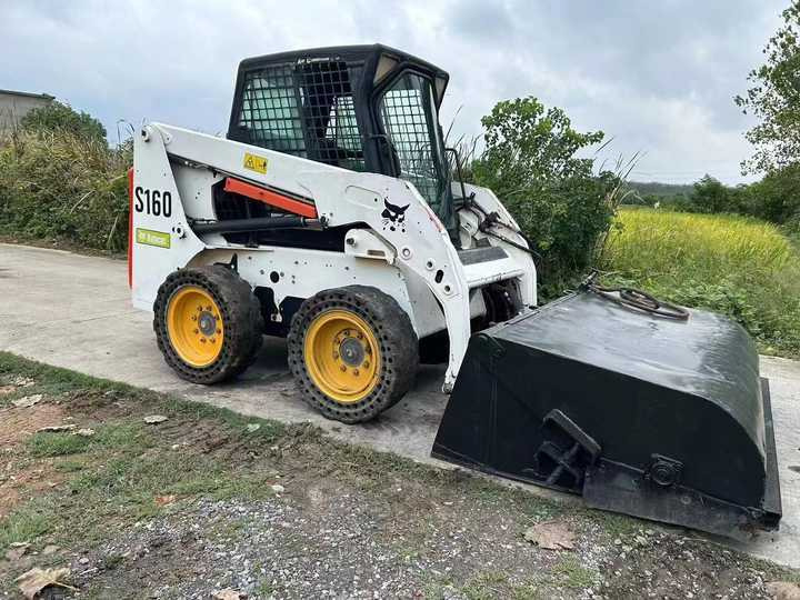 USED BOBCAT S160 Skid-steer Loader with Very Good Performance Is for Sale at a Low Price. - Компактен натоварувач: слика 2 USED BOBCAT S160 Skid-steer Loader with Very Good Performance Is for Sale at a Low Price. - Компактен натоварувач: слика 2
