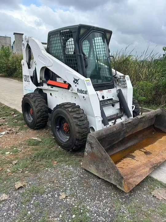 USED BOBCAT S300 Skid-steer Loader with Very Good Performance Is for Sale at a Low Price. S160/s185/s220/330 in Stock - Компактен натоварувач: слика 2 USED BOBCAT S300 Skid-steer Loader with Very Good Performance Is for Sale at a Low Price. S160/s185/s220/330 in Stock - Компактен натоварувач: слика 2