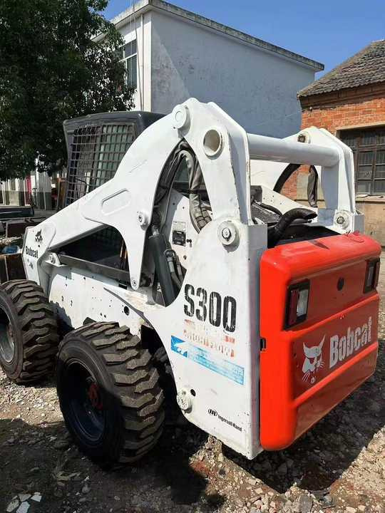 Used Bob Cat Bob Cat S300 Used Skid Steer Wheel Loader Multifunctional Track Loaders Bobcat - Компактен натоварувач: слика 4 Used Bob Cat Bob Cat S300 Used Skid Steer Wheel Loader Multifunctional Track Loaders Bobcat - Компактен натоварувач: слика 4