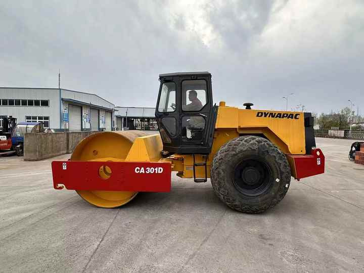 Used Dynapac CA301 Vibratory Roller with Less Working Time and Superior Performance Used Dynapac 251d/301D Roller for Sale - Компактор: слика 2 Used Dynapac CA301 Vibratory Roller with Less Working Time and Superior Performance Used Dynapac 251d/301D Roller for Sale - Компактор: слика 2