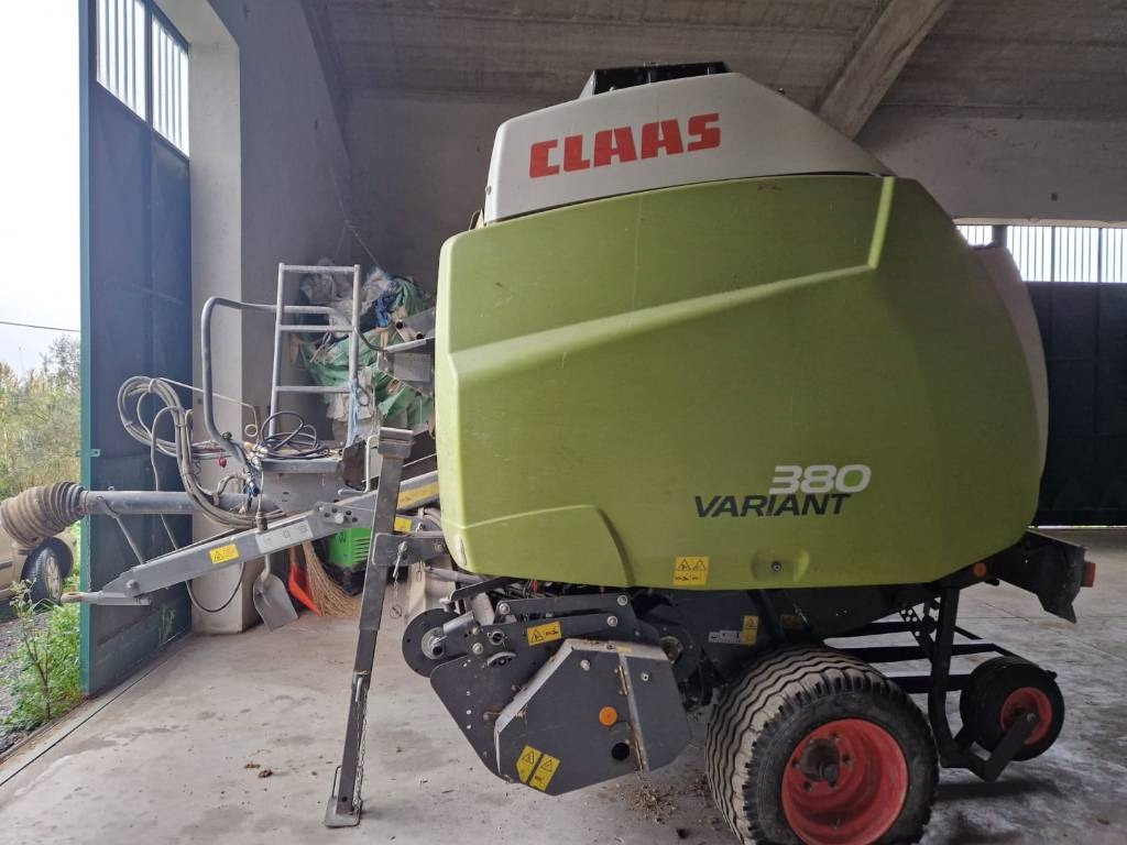 Claas VARIANT 380 PRO RF - Балирка за тркалезни бали: слика 1 Claas VARIANT 380 PRO RF - Балирка за тркалезни бали: слика 1