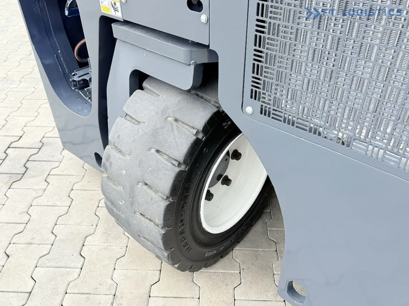 4-насочен вилушкар Combilift CB4000 / GAS / TRIPLEX 5200MM / FREE LIFT / FORK POSITIONER / SIDE SHIFT / EXCELLENT CONDITION / Wide range of four-way and side: слика 8 4-насочен вилушкар Combilift CB4000 / GAS / TRIPLEX 5200MM / FREE LIFT / FORK POSITIONER / SIDE SHIFT / EXCELLENT CONDITION / Wide range of four-way and side: слика 8