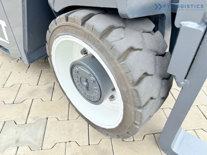 Combilift CBE4000 / TRIPLEX 5200MM / ELECTRIC / FREE LIFT / FORK POSITIONER / SIDE SHIFT / LIKE NEW CBE4000 / TRIPLEX 5200MM / ELECTRIC / - 4-насочен вилушкар: слика 5 Combilift CBE4000 / TRIPLEX 5200MM / ELECTRIC / FREE LIFT / FORK POSITIONER / SIDE SHIFT / LIKE NEW CBE4000 / TRIPLEX 5200MM / ELECTRIC / - 4-насочен вилушкар: слика 5