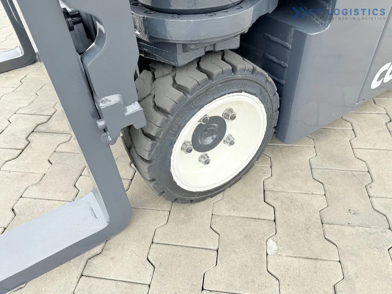 Combilift Combilift CBE2500 / TRIPLEX / 5500MM / FREE LIFT / ELECTRIC DRIVE / ONLY 2300 MTH / FORK POSITIONER / SIDE SHIFT / NEW TYRES / L - 4-насочен вилушкар: слика 4 Combilift Combilift CBE2500 / TRIPLEX / 5500MM / FREE LIFT / ELECTRIC DRIVE / ONLY 2300 MTH / FORK POSITIONER / SIDE SHIFT / NEW TYRES / L - 4-насочен вилушкар: слика 4