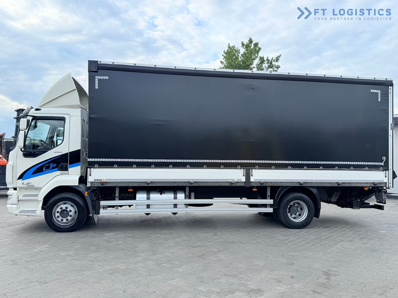 DAF LF 260 FA / AUTOMATIC / 9,255 kg PAYLOAD / 4x2 / 18 PALLETS / TAIL LIFT / SIDE BOARDS / EXCELLENT CONDITION! - Камион со церада: слика 4 DAF LF 260 FA / AUTOMATIC / 9,255 kg PAYLOAD / 4x2 / 18 PALLETS / TAIL LIFT / SIDE BOARDS / EXCELLENT CONDITION! - Камион со церада: слика 4