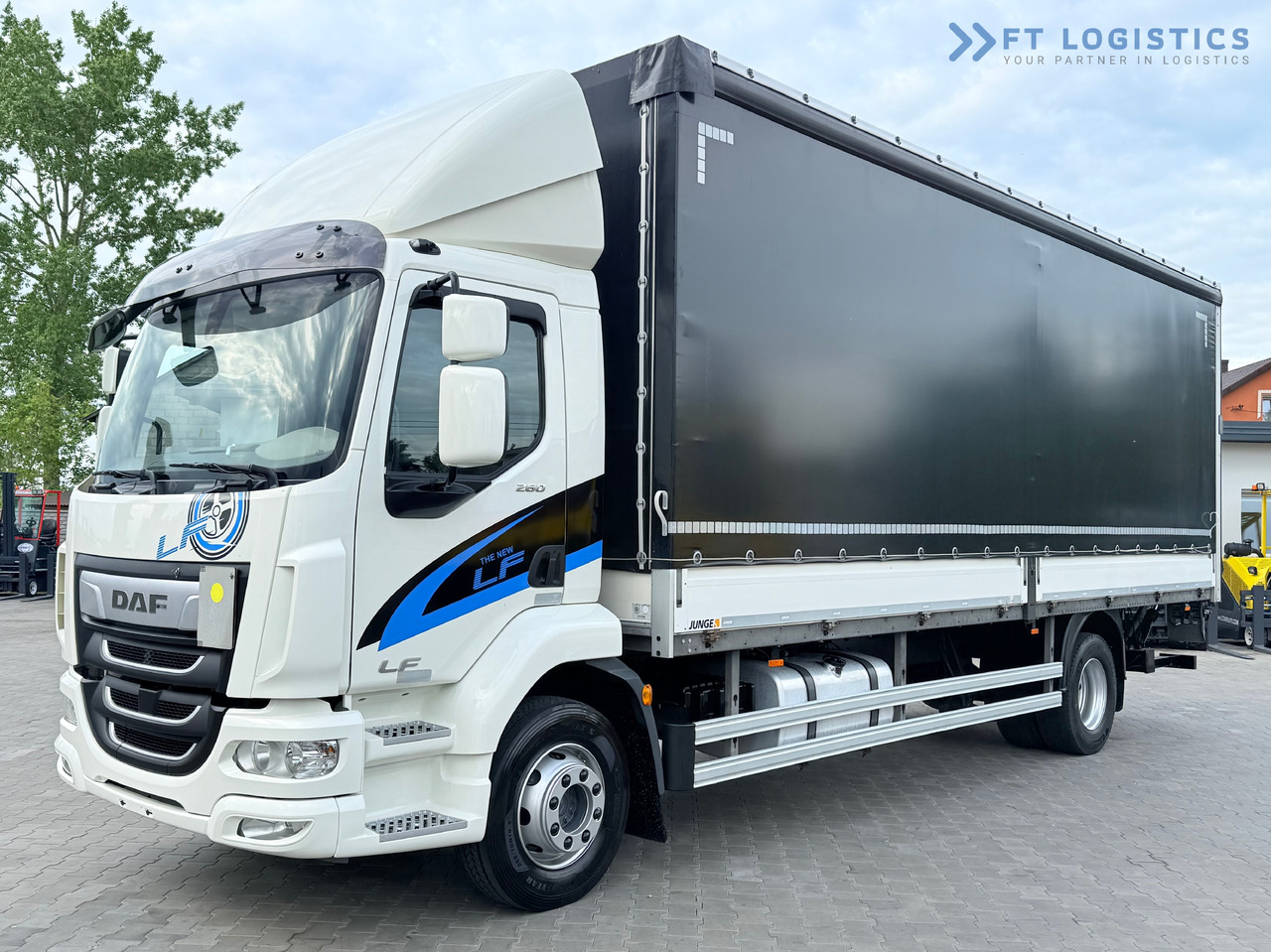DAF LF 260 FA / AUTOMATIC / 9,255 kg PAYLOAD / 4x2 / 18 PALLETS / TAIL LIFT / SIDE BOARDS / EXCELLENT CONDITION! - Камион со церада: слика 1 DAF LF 260 FA / AUTOMATIC / 9,255 kg PAYLOAD / 4x2 / 18 PALLETS / TAIL LIFT / SIDE BOARDS / EXCELLENT CONDITION! - Камион со церада: слика 1