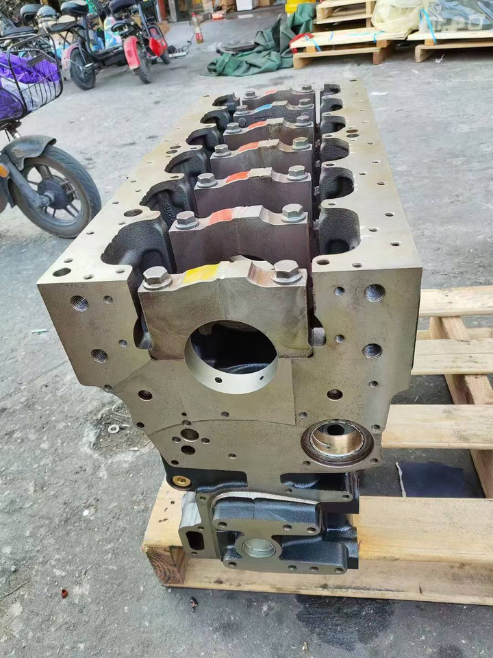 CATERPILLAR C6.6 - Блок на цилиндерот за Багер: слика 2 CATERPILLAR C6.6 - Блок на цилиндерот за Багер: слика 2