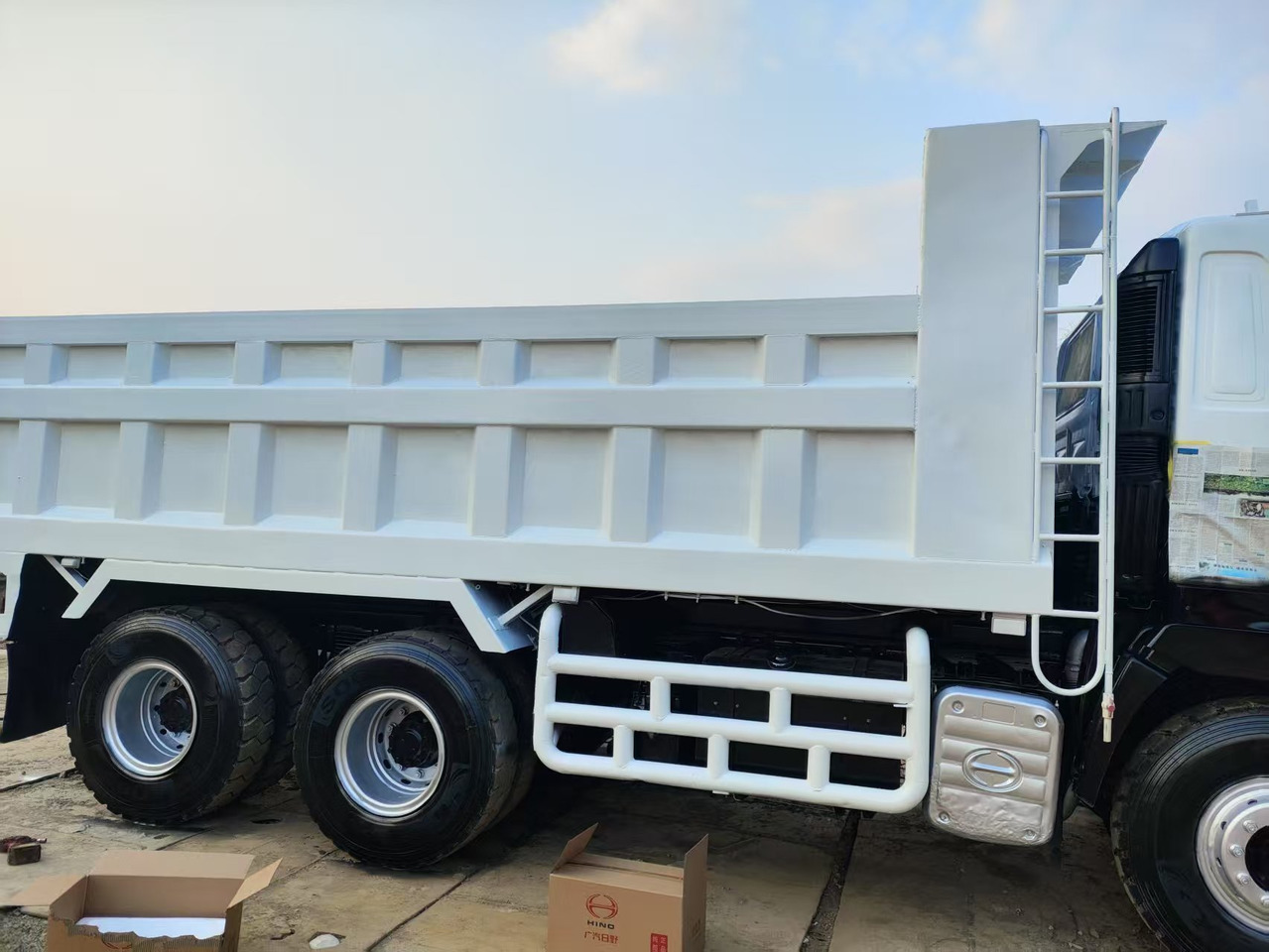 HINO HINO 700 - Кипер: слика 1 HINO HINO 700 - Кипер: слика 1