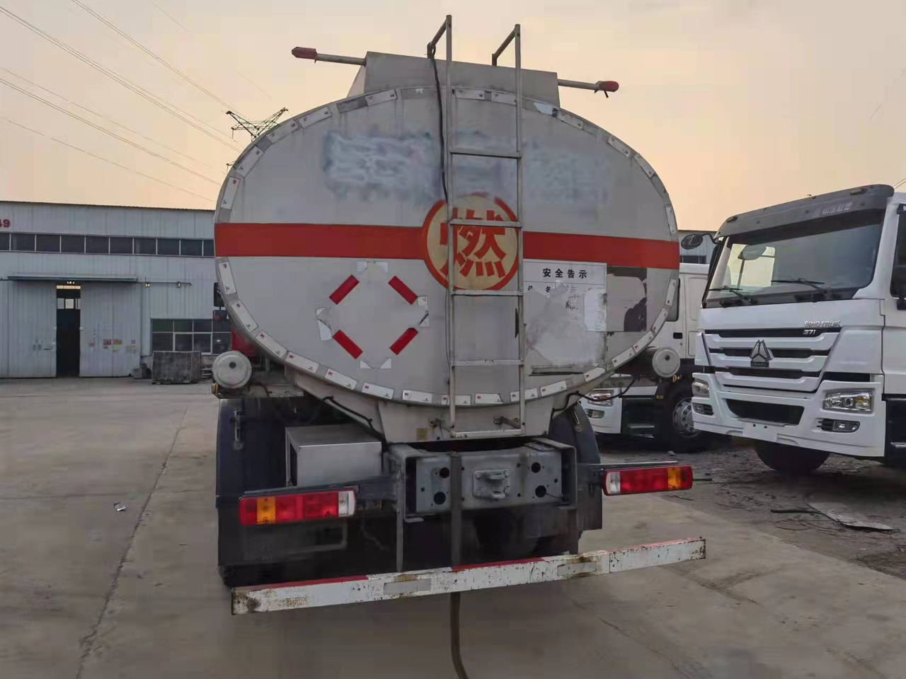 HOWO 20 cubic meters - Камион цистерна: слика 2 HOWO 20 cubic meters - Камион цистерна: слика 2