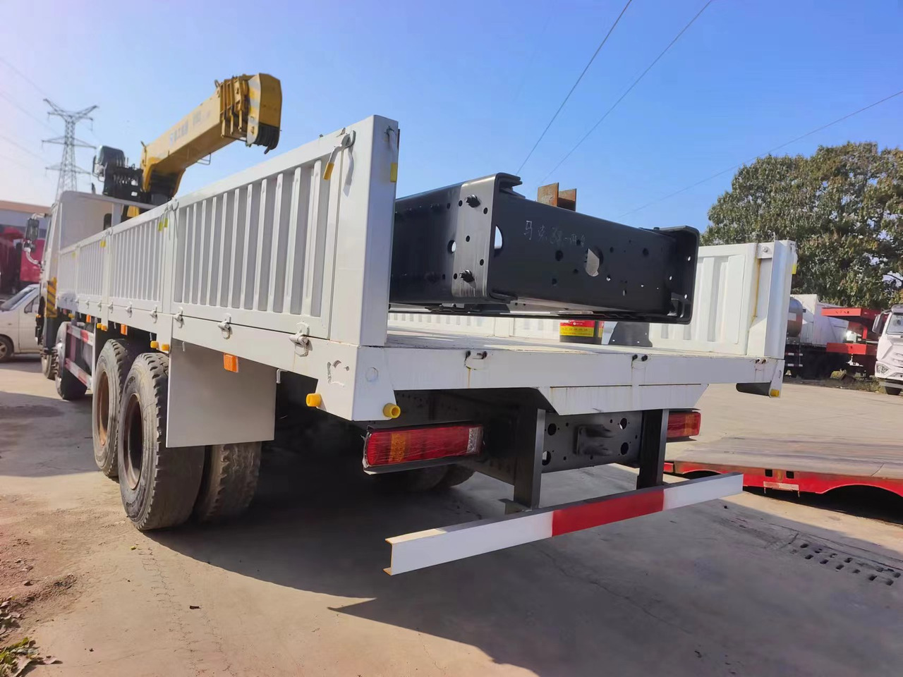 HOWO HOWO 371 chassis,10 TONS crane truck - Камион со кран: слика 2 HOWO HOWO 371 chassis,10 TONS crane truck - Камион со кран: слика 2