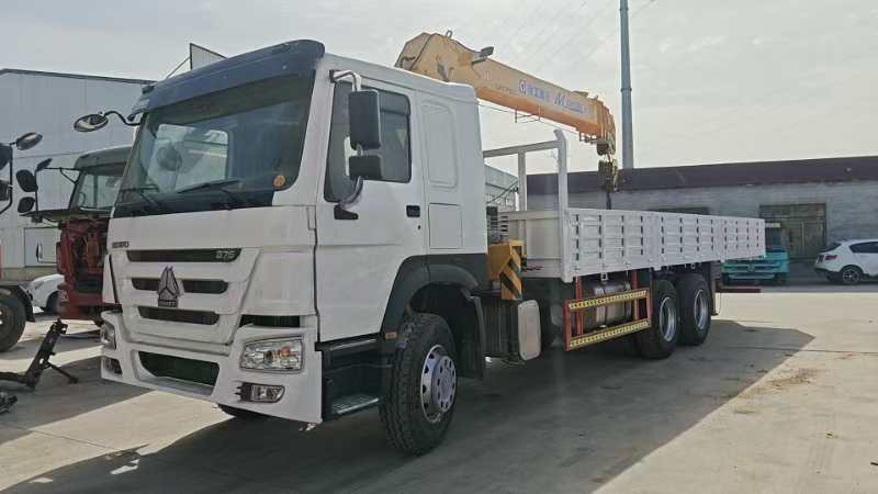 HOWO ,XCMG HOWO 375 engine,XCMG 12 tons crane truck - Камион со кран: слика 1 HOWO ,XCMG HOWO 375 engine,XCMG 12 tons crane truck - Камион со кран: слика 1