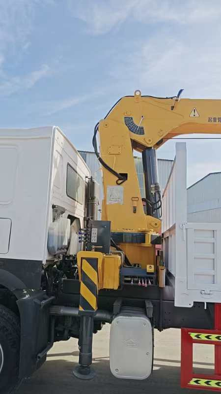 HOWO ,XCMG HOWO 375 engine,XCMG 12 tons crane truck - Камион со кран: слика 2 HOWO ,XCMG HOWO 375 engine,XCMG 12 tons crane truck - Камион со кран: слика 2