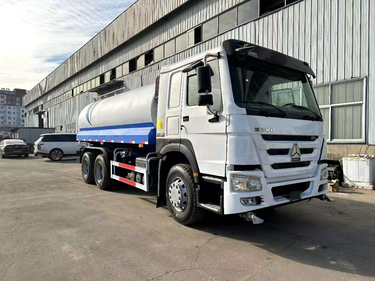 SINOTRUK HOWO 371 20 cubic meter  sprinkler - Транспортер на контејнер/ Камион со променливо тело: слика 1 SINOTRUK HOWO 371 20 cubic meter  sprinkler - Транспортер на контејнер/ Камион со променливо тело: слика 1