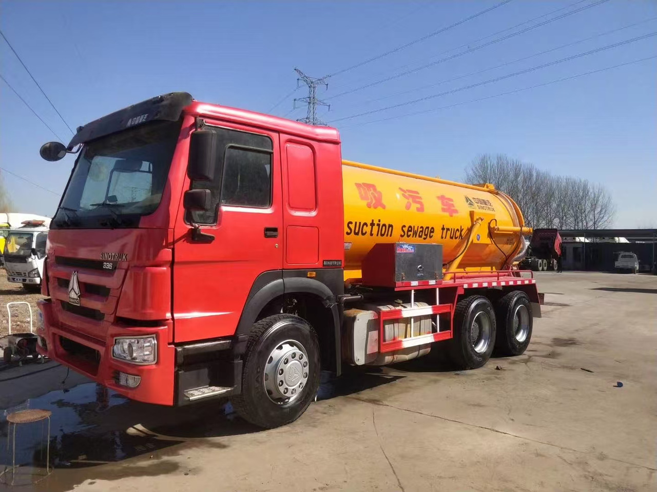 SINOTRUK SINOTRUK  336  suction sewage truck - Транспортер на контејнер/ Камион со променливо тело: слика 1 SINOTRUK SINOTRUK  336  suction sewage truck - Транспортер на контејнер/ Камион со променливо тело: слика 1