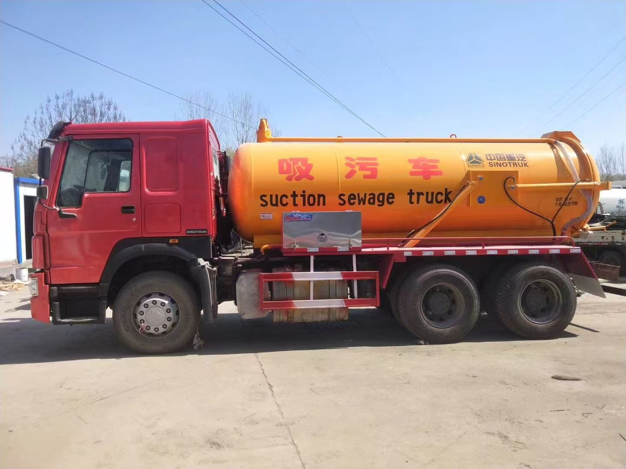 SINOTRUK SINOTRUK  336  suction sewage truck - Транспортер на контејнер/ Камион со променливо тело: слика 2 SINOTRUK SINOTRUK  336  suction sewage truck - Транспортер на контејнер/ Камион со променливо тело: слика 2