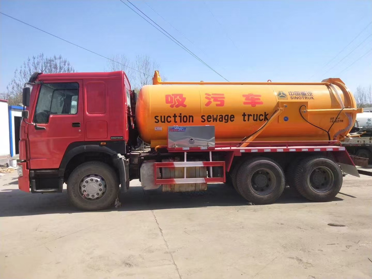 SINOTRUK SINOTRUK  336  suction sewage truck - Транспортер на контејнер/ Камион со променливо тело: слика 1 SINOTRUK SINOTRUK  336  suction sewage truck - Транспортер на контејнер/ Камион со променливо тело: слика 1