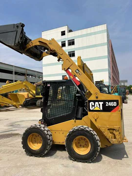 90% New Front Loader Tractor CAT 246D Skid Steer Loader / Used Cat 226B 246C 246d Mini Skid Steer Loader in Stock - Компактен натоварувач: слика 5 90% New Front Loader Tractor CAT 246D Skid Steer Loader / Used Cat 226B 246C 246d Mini Skid Steer Loader in Stock - Компактен натоварувач: слика 5