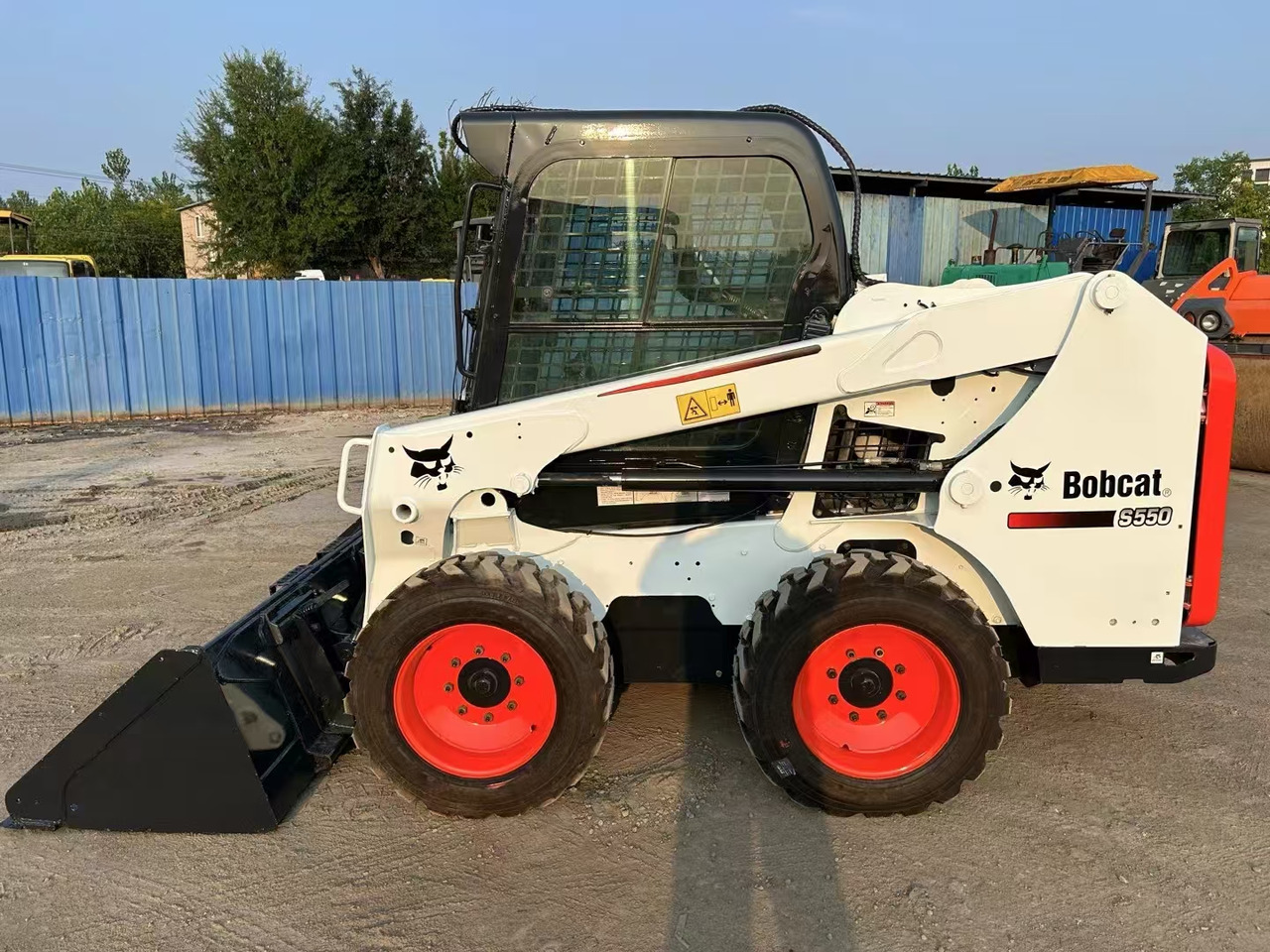 BOBCAT High Performance Low Hours Excellent Condition Reliable Second Hand Bobcat S550 Skid Steer Loader in Stock for Sale - Компактен натоварувач: слика 2 BOBCAT High Performance Low Hours Excellent Condition Reliable Second Hand Bobcat S550 Skid Steer Loader in Stock for Sale - Компактен натоварувач: слика 2