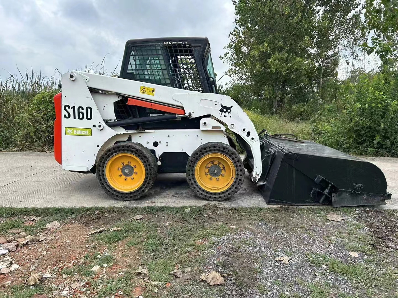 BOBCAT Second-hand Excellent Skidsteer Bobcat S160 - Компактен натоварувач: слика 2 BOBCAT Second-hand Excellent Skidsteer Bobcat S160 - Компактен натоварувач: слика 2