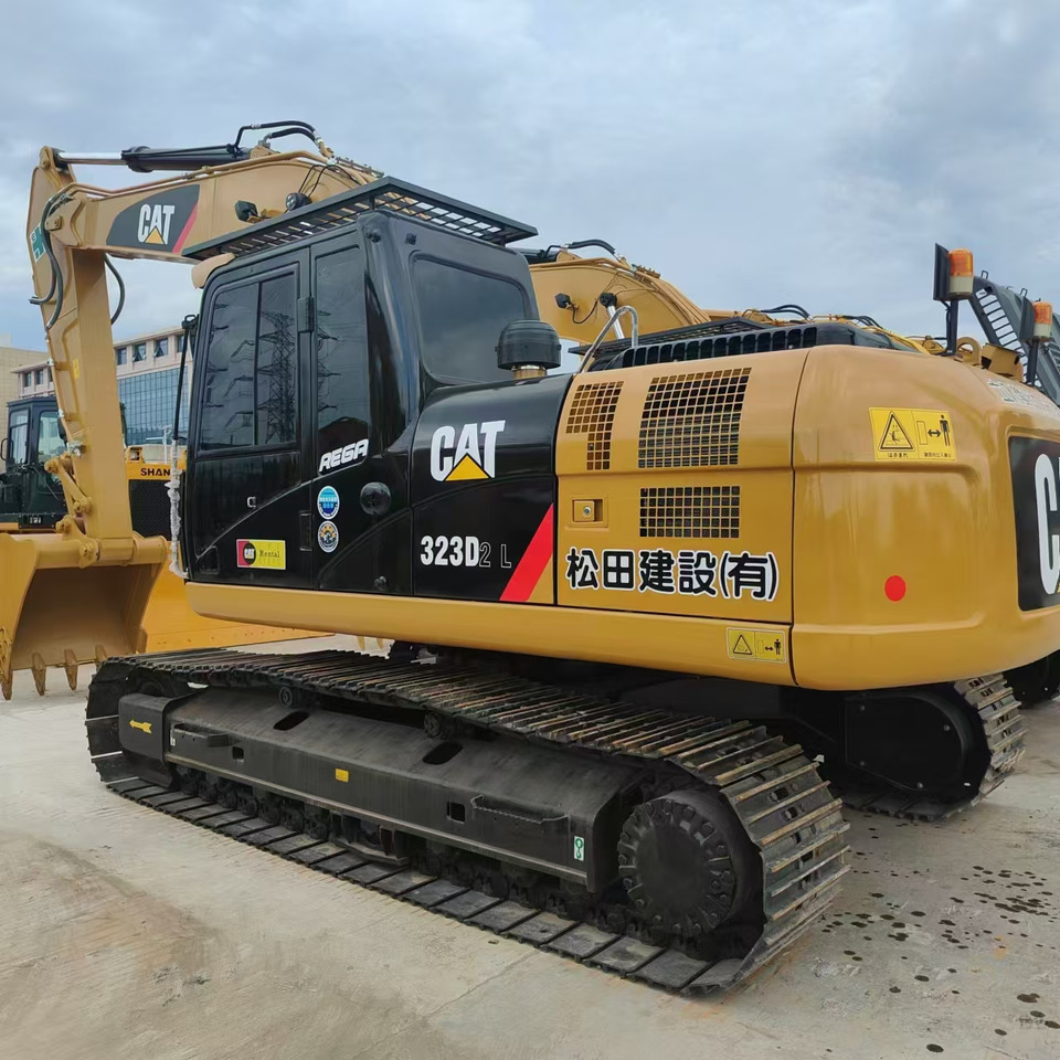 Used high quality excavator CAT 323D2L Made in Japan - Градежна машина: слика 2 Used high quality excavator CAT 323D2L Made in Japan - Градежна машина: слика 2