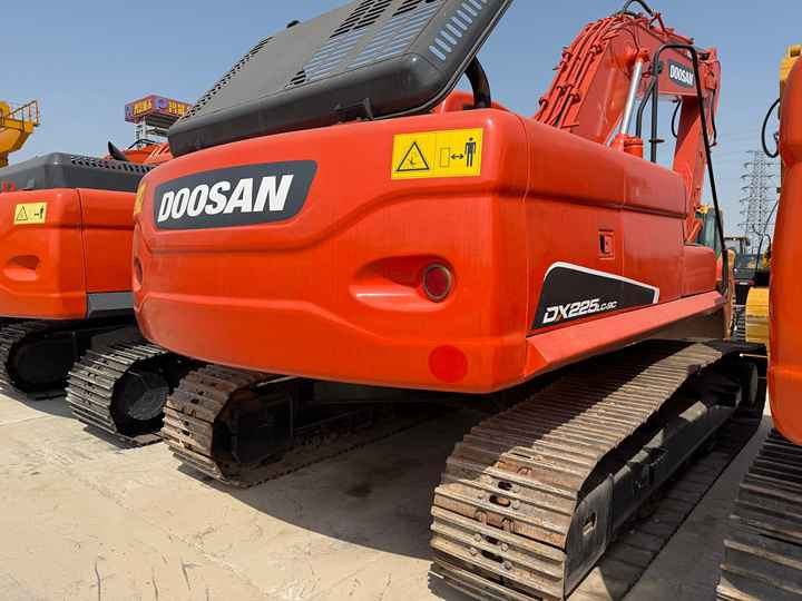 Heavy-Duty Doosan DX225LC-9C Excavator for Mining & Construction - Well-Maintained, Warranty Included - Багер гасеничар: слика 4 Heavy-Duty Doosan DX225LC-9C Excavator for Mining & Construction - Well-Maintained, Warranty Included - Багер гасеничар: слика 4
