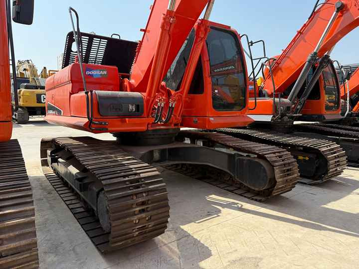 Heavy-Duty Doosan DX225LC-9C Excavator for Mining & Construction - Well-Maintained, Warranty Included - Багер гасеничар: слика 3 Heavy-Duty Doosan DX225LC-9C Excavator for Mining & Construction - Well-Maintained, Warranty Included - Багер гасеничар: слика 3