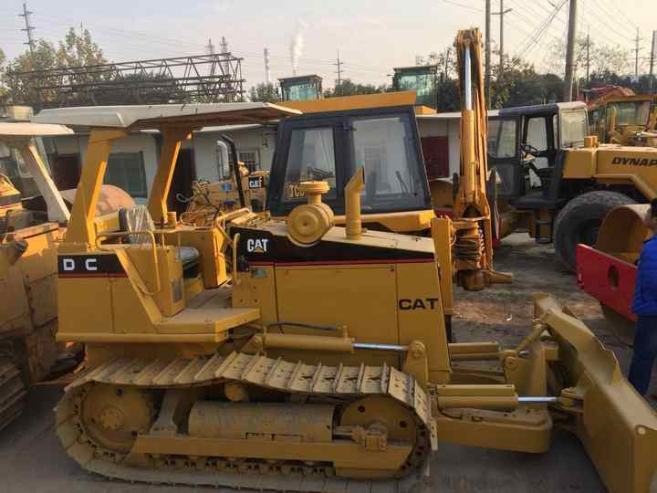 Mini CAT Bulldozer D3c D3 D3k D3m D4h D4m D4k D5h D5g D5k D5m Used Bulldozer with Ripper for Sale - Булдожер: слика 2 Mini CAT Bulldozer D3c D3 D3k D3m D4h D4m D4k D5h D5g D5k D5m Used Bulldozer with Ripper for Sale - Булдожер: слика 2
