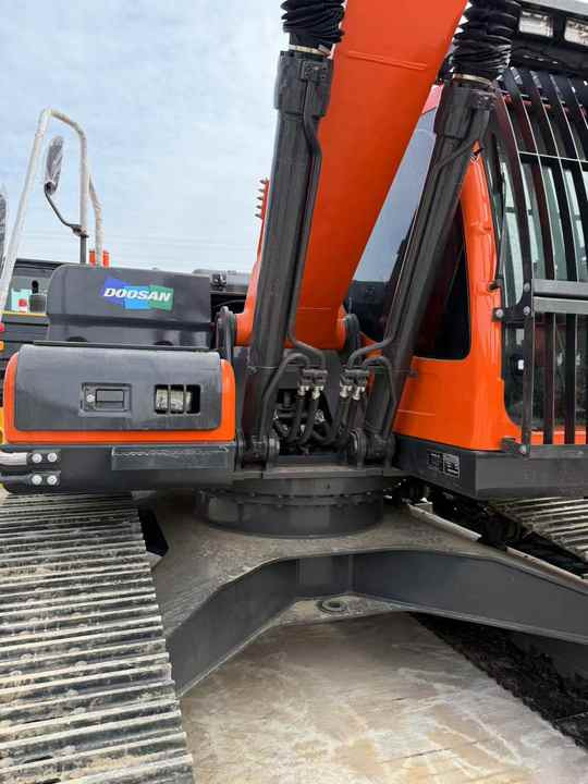 Used Digger Doosan DX225LC-9T Construction Machinery Construction Digger Used Doosan DX225LC-9T Cheap Excavator - Багер гасеничар: слика 4 Used Digger Doosan DX225LC-9T Construction Machinery Construction Digger Used Doosan DX225LC-9T Cheap Excavator - Багер гасеничар: слика 4