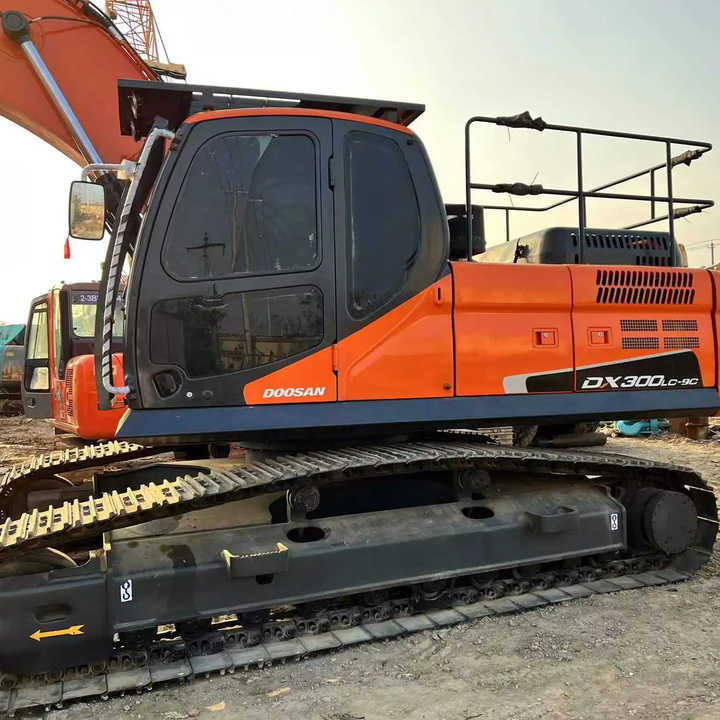 Used Excavator Doosan DX300 Excavators Mini Equipment Earth Moving Machinery Doosan Digger Excavator for Sale - Багер гасеничар: слика 2 Used Excavator Doosan DX300 Excavators Mini Equipment Earth Moving Machinery Doosan Digger Excavator for Sale - Багер гасеничар: слика 2
