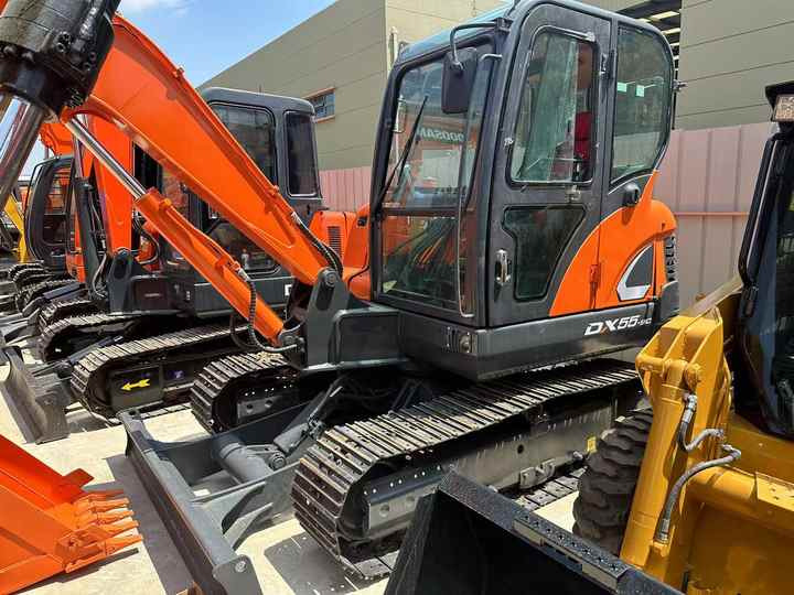 Used Excavator Doosan DX55 Excavators Mini Equipment Earth Moving Machinery Doosan Digger Excavator for Sale - Багер гасеничар: слика 2 Used Excavator Doosan DX55 Excavators Mini Equipment Earth Moving Machinery Doosan Digger Excavator for Sale - Багер гасеничар: слика 2