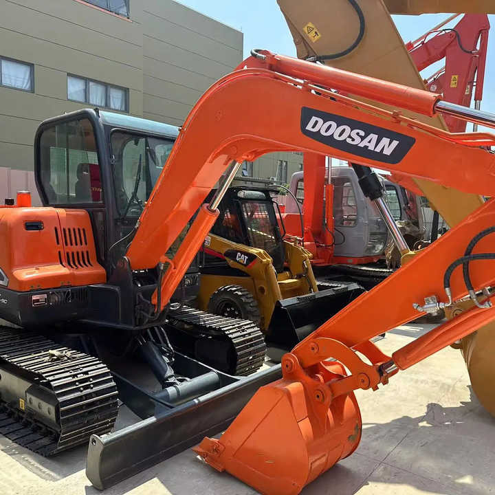 Used Excavator Doosan DX55 Excavators Mini Equipment Earth Moving Machinery Doosan Digger Excavator for Sale - Багер гасеничар: слика 1 Used Excavator Doosan DX55 Excavators Mini Equipment Earth Moving Machinery Doosan Digger Excavator for Sale - Багер гасеничар: слика 1