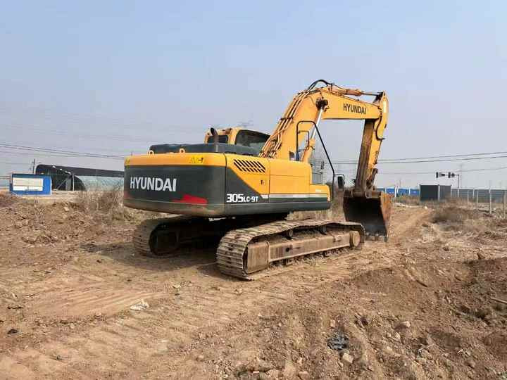 Used HYUNDAI 305LC-9T Crawler Excavator with good performance Hyundai30 tons earthmoving machinery with low price on-sale - Багер гасеничар: слика 2 Used HYUNDAI 305LC-9T Crawler Excavator with good performance Hyundai30 tons earthmoving machinery with low price on-sale - Багер гасеничар: слика 2
