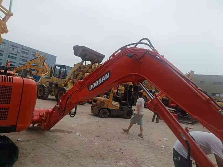 Used Mini Excavator DX55-9C Doosan Excavator 5 Tonnes High Performance Low Price for Sale Dh55 Dh60 Dx55 Dx60 in Stock - Мини багер: слика 3 Used Mini Excavator DX55-9C Doosan Excavator 5 Tonnes High Performance Low Price for Sale Dh55 Dh60 Dx55 Dx60 in Stock - Мини багер: слика 3