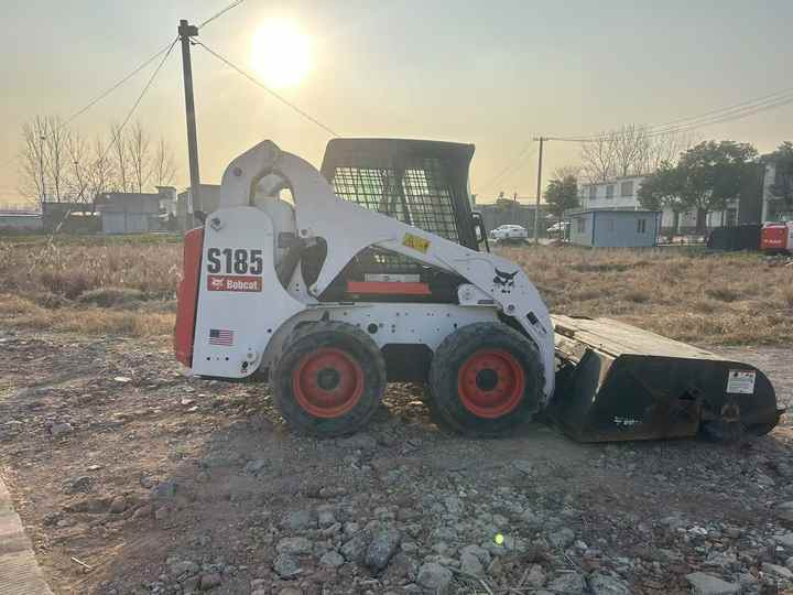 Used bobcat s185 skid steer loader on sale 100% excellent condition bobcat brand s185 s300 s550 s16 s18 skid steer sale - Компактен натоварувач: слика 3 Used bobcat s185 skid steer loader on sale 100% excellent condition bobcat brand s185 s300 s550 s16 s18 skid steer sale - Компактен натоварувач: слика 3