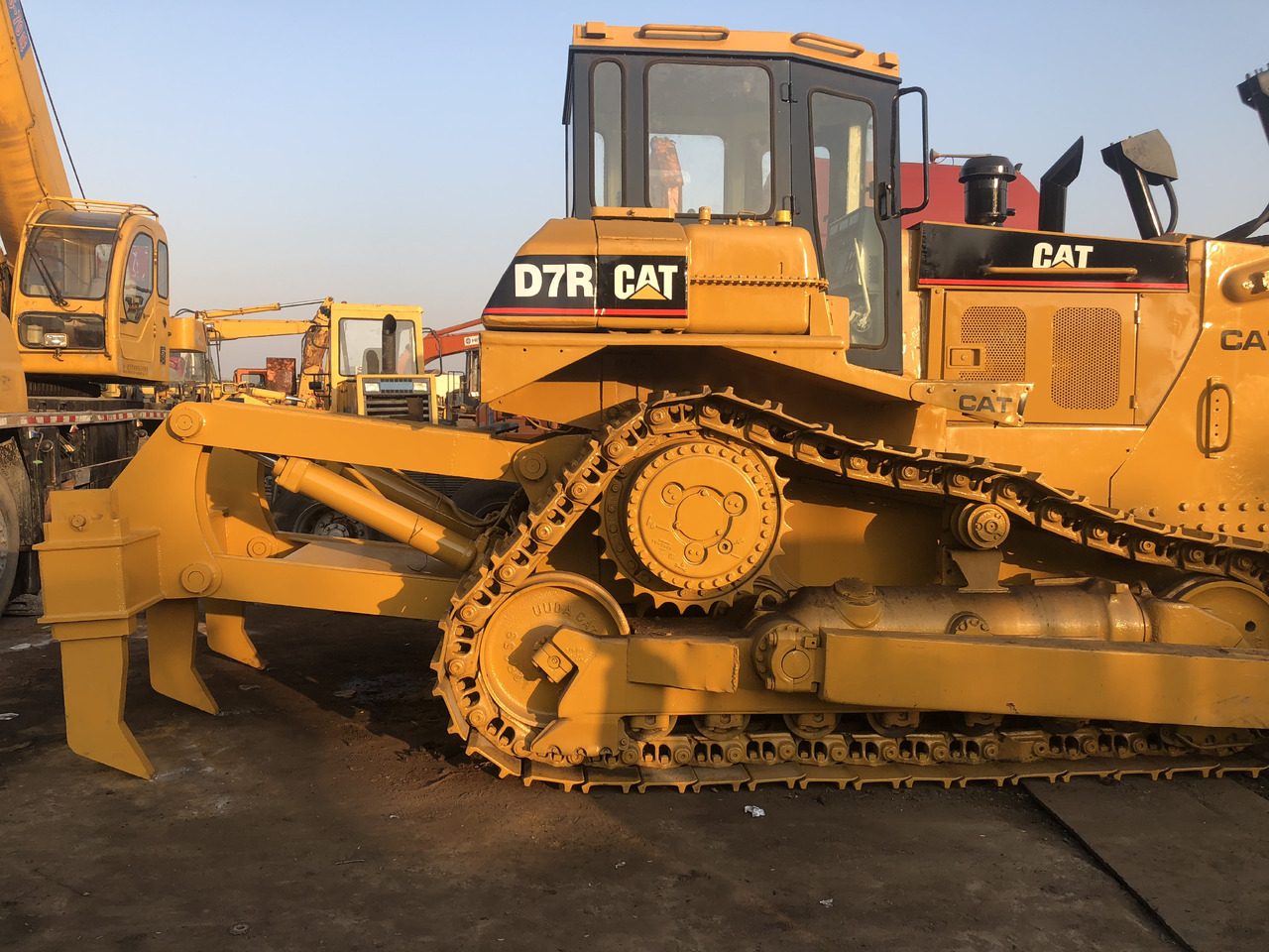 Used bulldozer CAT D7R high quality hotsale - Булдожер: слика 5 Used bulldozer CAT D7R high quality hotsale - Булдожер: слика 5