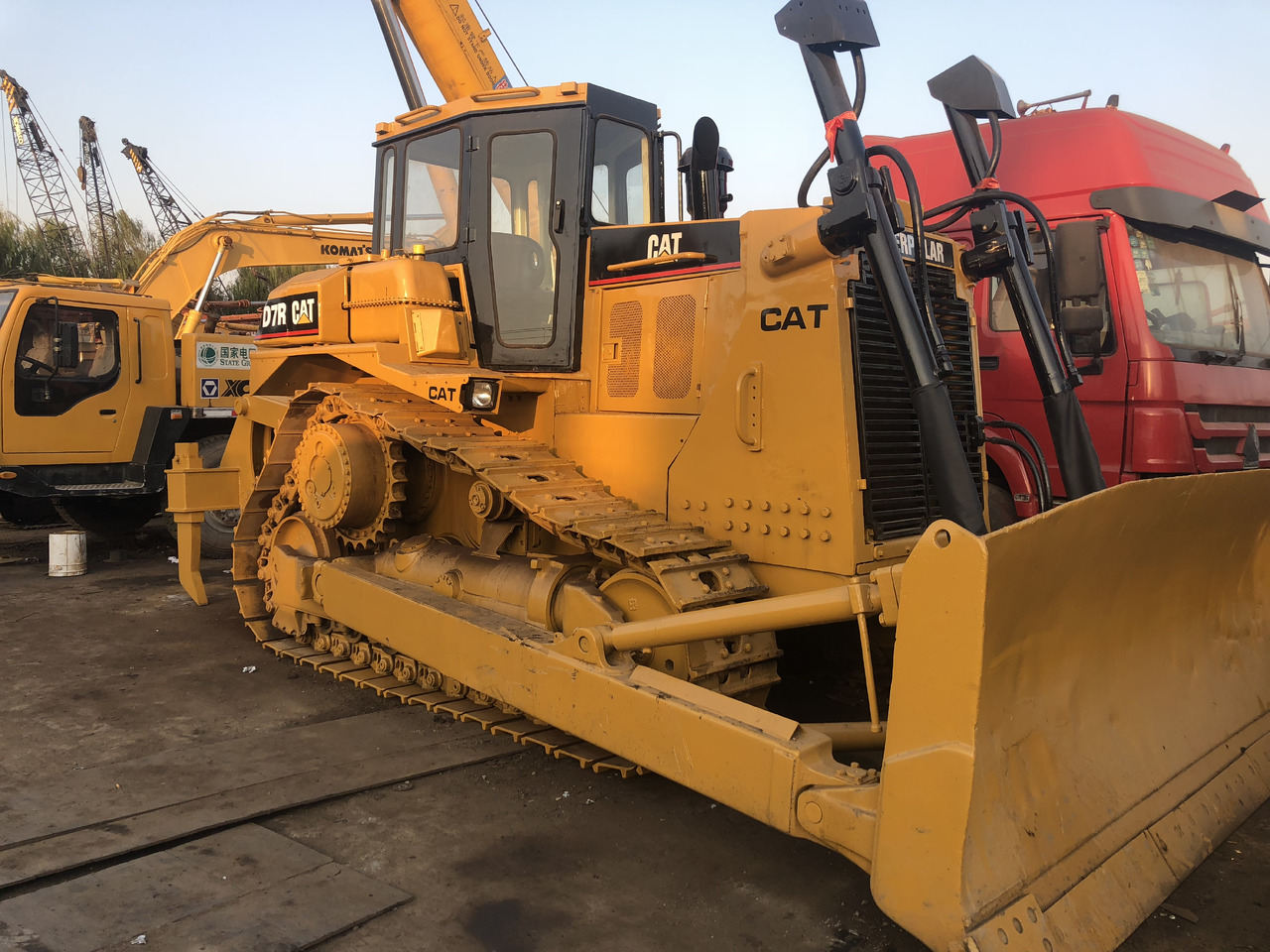 Used bulldozer CAT D7R high quality hotsale - Булдожер: слика 2 Used bulldozer CAT D7R high quality hotsale - Булдожер: слика 2