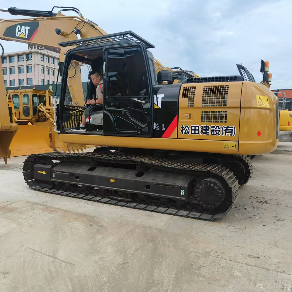Used high quality excavator CAT 323D2L Made in Japan - Багер гасеничар: слика 1 Used high quality excavator CAT 323D2L Made in Japan - Багер гасеничар: слика 1