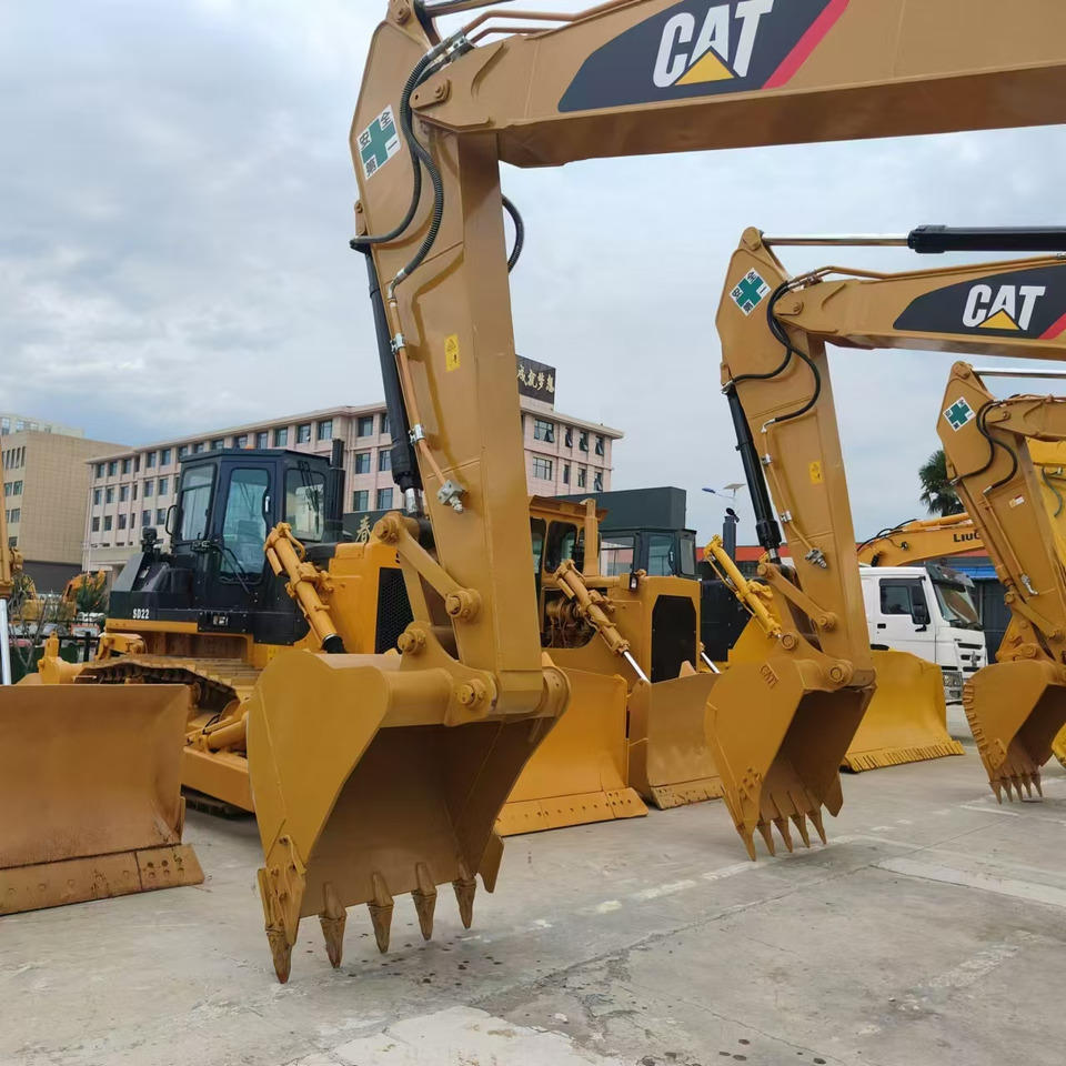 Used high quality excavator CAT 323D2L Made in Japan - Багер гасеничар: слика 4 Used high quality excavator CAT 323D2L Made in Japan - Багер гасеничар: слика 4